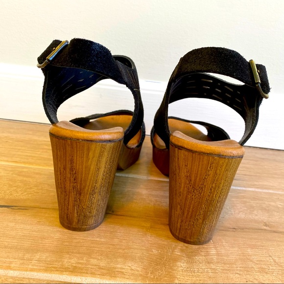 Black strappy suede heeled women’s sandal. Size 7 - Picture 7 of 12